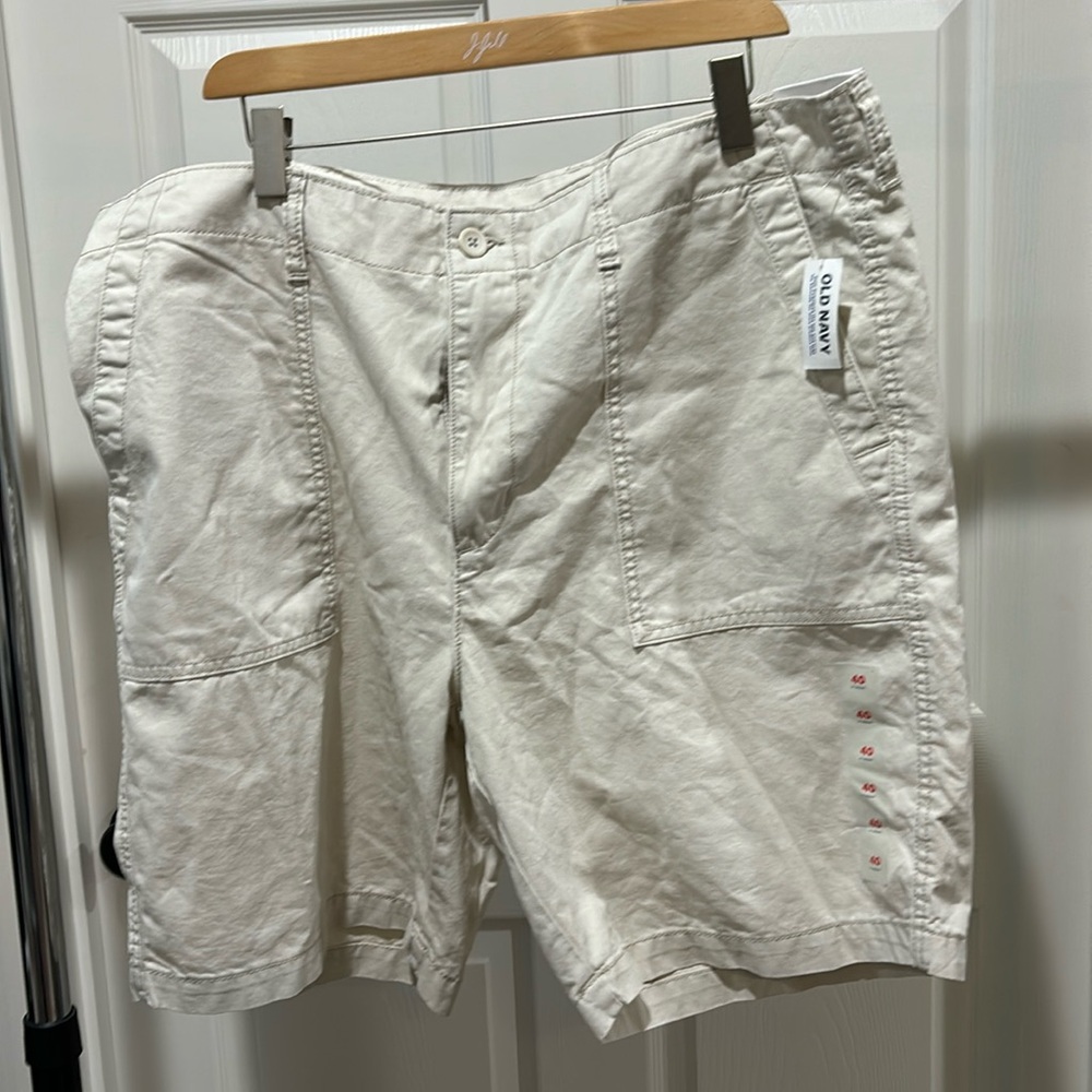 Mens. NWT Old Navy Lived In Straight light beige chino shorts. Size 40.